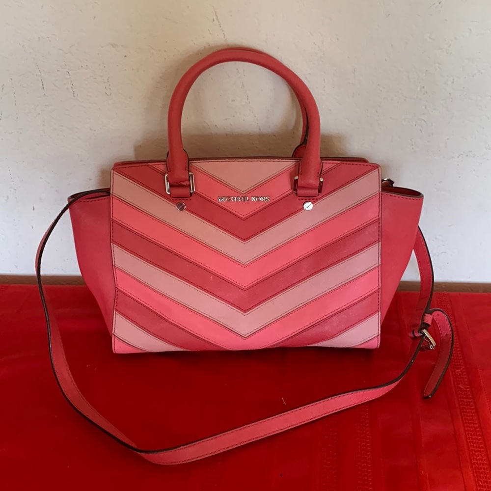 🛍️SOLD🛍️ Michael by Michael Kors Selma Chevron Coral Satchel